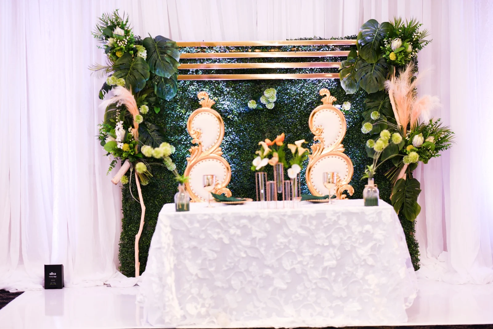 Green & Gold Elegance — the finished setting